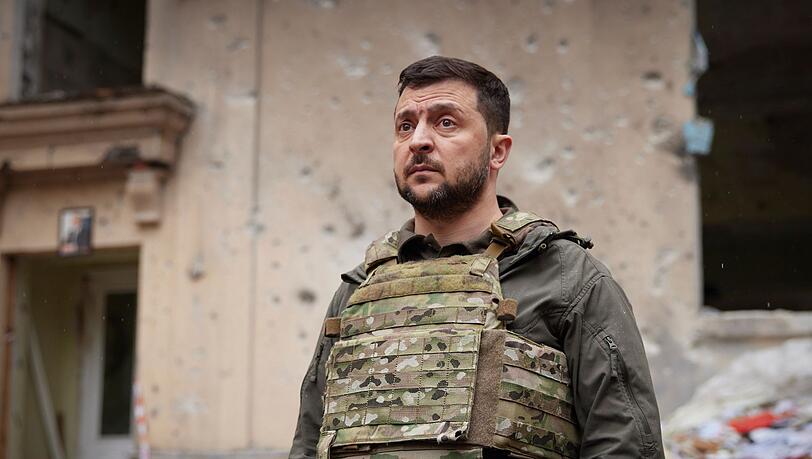 Der ukrainische Präsident Wolodymyr Selenskyj besucht die vom Krieg stark betroffene Region Charkiw im Osten des Landes.