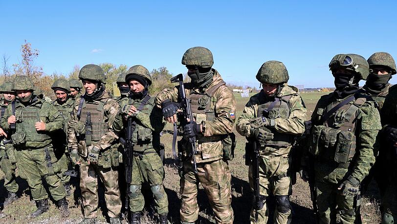 Russische Rekruten während einer militärischen Ausbildung auf einem Schießplatz in der von Russland unterstützten und von Separatisten kontrollierten Volksrepublik Donezk. Russische Rekruten während einer militärischen Ausbildung auf einem Schießplatz in der von Russland unterstützten und von Separatisten kontrollierten Volksrepublik Donezk.