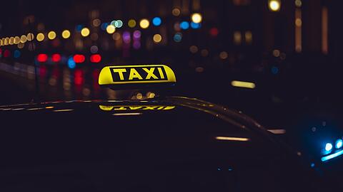 Ein nächtliches Taxi in München.