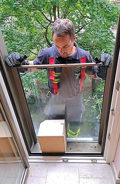Die Feuerwehr hat den Marder befreit, indem sie den französischen Balkon entfernte.