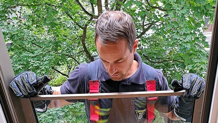 Die Feuerwehr hat den Marder befreit, indem sie den französischen Balkon entfernte. Die Feuerwehr hat den Marder befreit, indem sie den französischen Balkon entfernte.