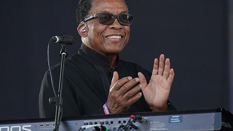 Die Jazz-Legende Herbie Hancock kommt im Sommer 2025 für zwei Konzerte nach Deutschland. (Archivbild)