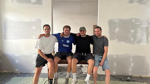 V.l.: Felix Adebahr, Tim Heuberger, Max Hollasch und Jonas Heuberger auf der Baustelle ihres gemeinsamen Restaurants.