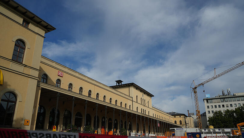 Ein Absperrband der Polizei soll den Zugang zum Hauptbahnhof in Augsburg verhindern. Ein Absperrband der Polizei soll den Zugang zum Hauptbahnhof in Augsburg verhindern.