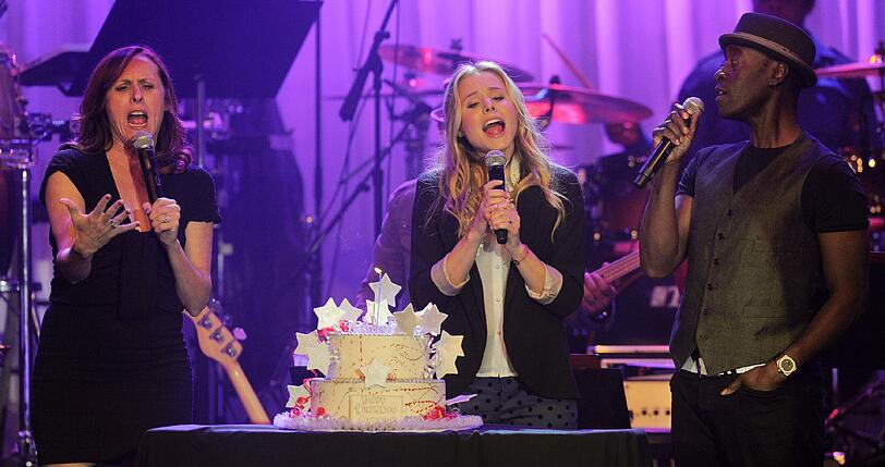 Und gemeinsam mit Kristen Bell schmetterte sie "Happy Birthday" für eine der Veranstalterinnen des Abends.