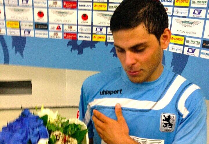 Blumen nach dem Spiel: Kevin Volland