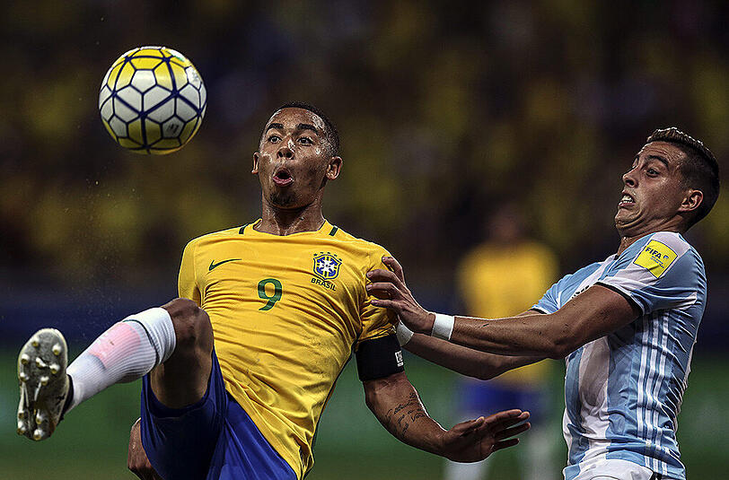 Der Brasilianer Gabriel Jesus (links) im Duell mit Argentiniens Ramiro Funes Mori.