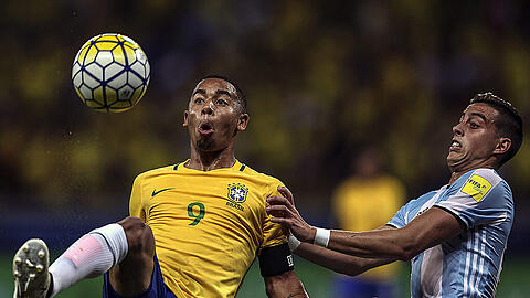 Der Brasilianer Gabriel Jesus (links) im Duell mit Argentiniens Ramiro Funes Mori.