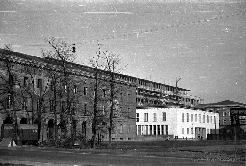 Die Schaufront der Technischen (damals noch) Hochschule in den frühen 50er Jahren. Der kriegszerstörte Mittelbau wird gerade durch eine zeitgemäße Architektur ersetzt.