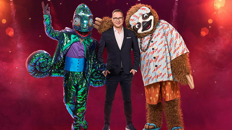 Show-Moderator Matthias Opdenhövel mit seinen zwei neuen Kandidaten