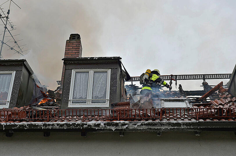 In München ist am Sonntag der etwa 30 Meter lange Dachstuhl eines Mehrfamilienhaus bei einem großbrand völlig zerstört worden.