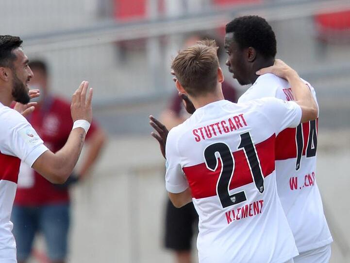 Der Stuttgarter Silas Wamangituka (r) jubelt mit Nicolas Gonzalez (l) und Philipp Klement über seinen Treffer zum 1:0.