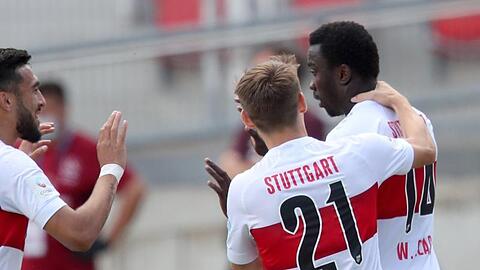 Der Stuttgarter Silas Wamangituka (r) jubelt mit Nicolas Gonzalez (l) und Philipp Klement über seinen Treffer zum 1:0.