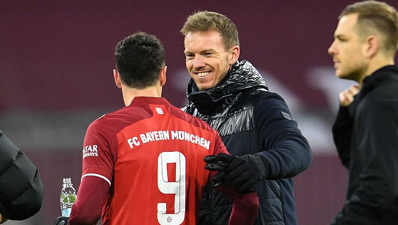 Julian Nagelsmann gratuliert nach dem Spiel Münchens Robert Lewandowski.