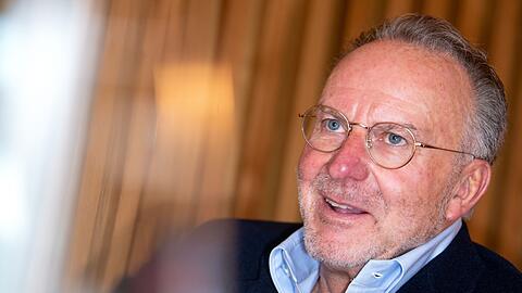 Karl-Heinz Rummenigge, ehemaliger Vorstandsvorsitzender des FC Bayern, spricht während eines Interviews.