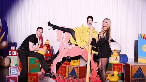 Heidi Klum (r.) und ihre beiden Gastjuroren, Designer Kevin Germanier und Gaultier-Supermodel Coco Rocha.