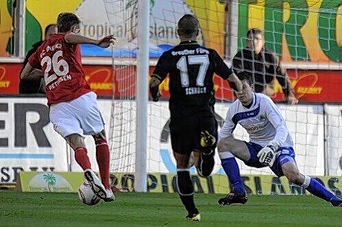 Der Anfang vom Fürther Ende: Energie-Torjäger Nils Petersen (l.) auf dem Weg zum 1:0.