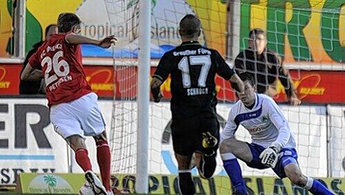 Der Anfang vom Fürther Ende: Energie-Torjäger Nils Petersen (l.) auf dem Weg zum 1:0. Der Anfang vom Fürther Ende: Energie-Torjäger Nils Petersen (l.) auf dem Weg zum 1:0.