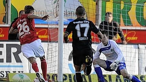 Der Anfang vom Fürther Ende: Energie-Torjäger Nils Petersen (l.) auf dem Weg zum 1:0.