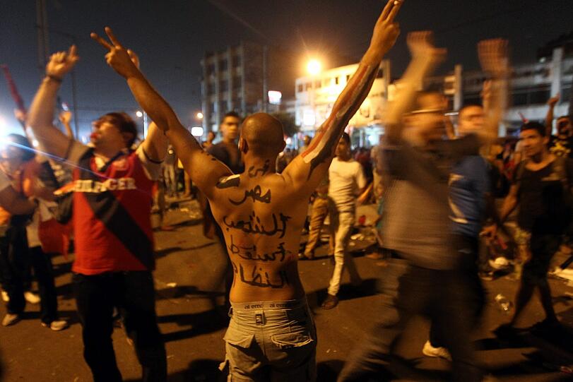 Ausnahmezustand am auf dem Tahrir-Platz in Kairo. Millionen Menschen feiern die Absetzung von Mohammed Mursi durch das ägyptische Militär.