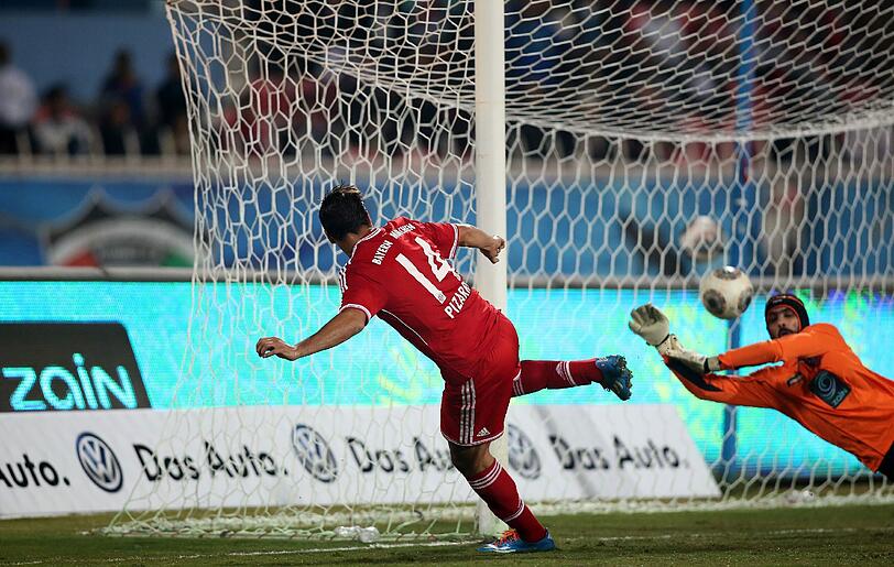 Claudio Pizarro netzt zum 2:0 für den FC Bayern München gegen Kuwait SC ein.