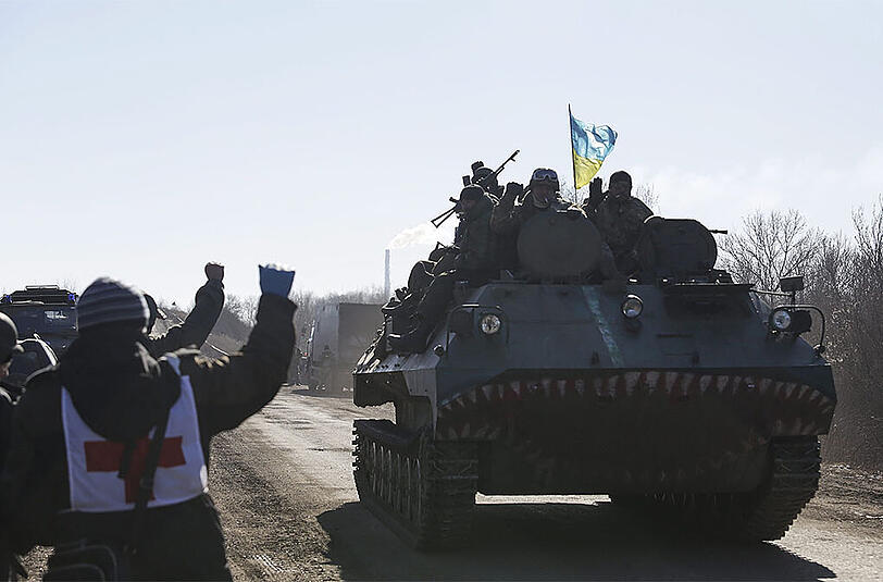 Niederlage für Poroschenko: Ukrainische Panzer verlassen das Krisengebiet um Debalzewo. Der Präsident bestätigte am Mittwoch den Truppen-Rückzug.