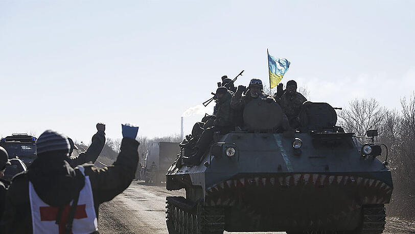 Niederlage für Poroschenko: Ukrainische Panzer verlassen das Krisengebiet um Debalzewo. Der Präsident bestätigte am Mittwoch den Truppen-Rückzug. Niederlage für Poroschenko: Ukrainische Panzer verlassen das Krisengebiet um Debalzewo. Der Präsident bestätigte am Mittwoch den Truppen-Rückzug.