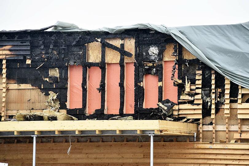 Bis zum Eintreffen der Einsatzkräfte hatten die Flammen rund zehn Quadratmeter der Holzfassade erfasst.
