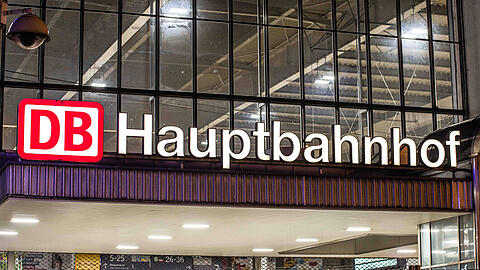 Nahe den Gleisen des Münchner Hauptbahnhofs brach die Urlauberin bewusstlos zusammen. (Archivbild)