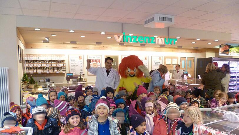 Rote Haare, gelbes Hemd: Der Pumuckl war bei Vinzenzmurr in der Roentgenstraße 5 zu Besuch. Die kleinen Besucher aus der Nähe haben sich gefreut. Rote Haare, gelbes Hemd: Der Pumuckl war bei Vinzenzmurr in der Roentgenstraße 5 zu Besuch. Die kleinen Besucher aus der Nähe haben sich gefreut.