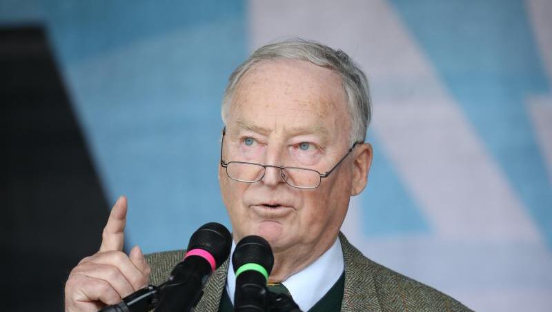 "Das Video hätte man nicht veröffentlichen müssen", sagte Gauland im ZDF. "Das Video hätte man nicht veröffentlichen müssen", sagte Gauland im ZDF.