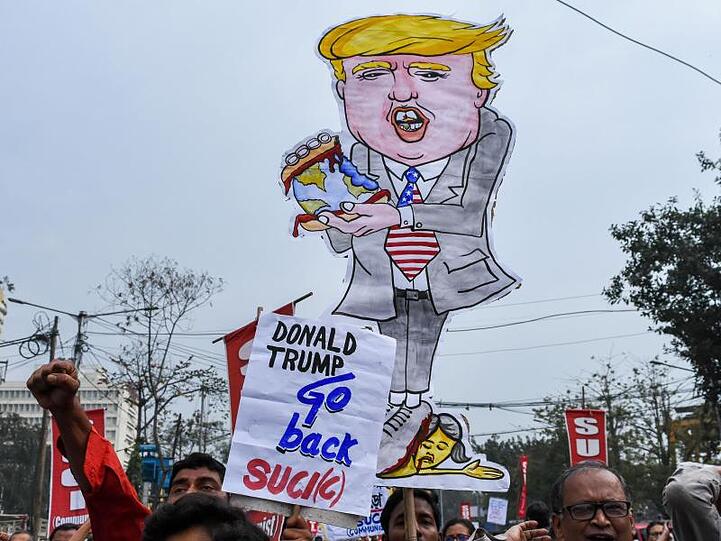 Verschiedene linke Organisationen und Studentengewerkschaften organisierten während des Besuchs von Trump in Indien Demonstrationen unter dem Leitspruch "Go back Donald Trump".