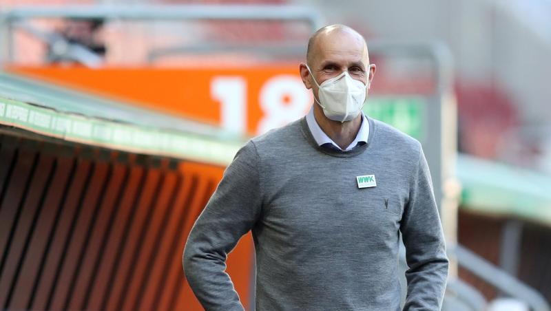 Trainer Heiko Herrlich mit Mundschutz.