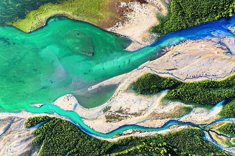 In Einwasserblau, Azur, Türkis und Mintgrün mündet die Isar in den Sylvensteinspeicher.