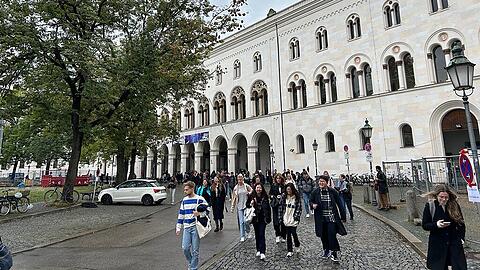 Vorlesungsende am Geschwister-Scholl-Platz. Fast 53.000 Studenten sind derzeit an der LMU immatrikuliert – sie alle müssen irgendwo unterkommen.