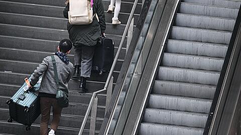 Schwere Lasten werden getragen, ohne Rolltreppe.