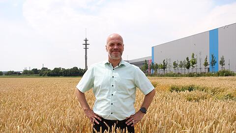 Grevenbroichs B&uuml;rgermeister Klaus Kr&uuml;tzen (SPD) auf dem Grundst&uuml;ck, wo noch ein Weizenfeld ist - k&uuml;nftig soll dort das Microsoft-Rechenzentrum stehen.