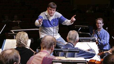 Er wird uns fehlen, der Generalmusikdirektor mit seinen gestreiften Polo-Shirts.