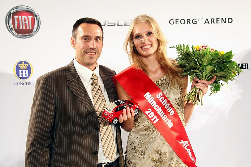 Stolz lässt sich Alice die rote Schärpe umlegen. Doch es gibt nicht nur Blumen...