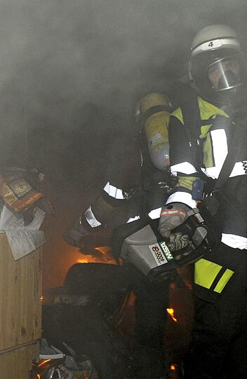 Jakob-Klar-Str.: In einer Wohnung im zweiten Stock eines Mehrfamilienhauses brennt es. Die Wohnung darüber ist durch Brandrauch ebenfalls in Mitleidenschaft gezogen. Der Brand kann durch die Feuerwehr schnell gelöscht werden. In beiden Wohnungen ist niemand zu Hause. Der Schaden wird auf ca. 50.000 € geschätzt.