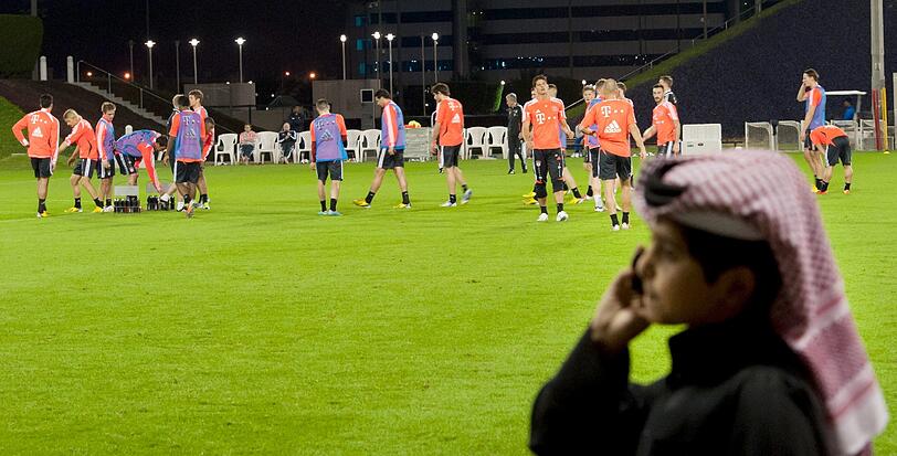 Die Bayern bei der ersten Trainingseinheit - ein Zuschauer beobachtet das Treiben auf dem Rasen.