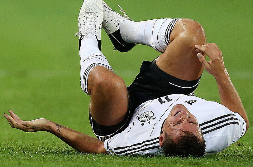 Nach einer Fuß-OP fällt Miroslav Klose zum Abschluss der WM-Qualifikation für die Nationalmannschaft aus.