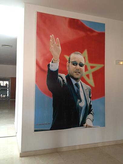 In jedem Raum im Stadion hängt ein Bild vom marokkanischen König Mohammed VI.