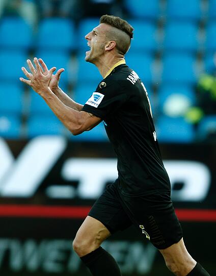 Guillermo Vallori &ndash; Note 3. Der Ex-Kapitän klärt Bälle schon mal, indem er sie auf das Stadiondach schießt. So auch in Bochum. Hielt seinen Schädel in alles, was in seine Richtung flog.