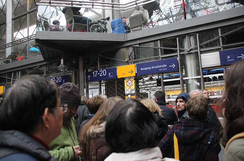 Der Hauptbahnhof in München wurde evakuiert, der Schalterbereich ist abgeriegelt, der Fernverkehr komplett eingestellt. Viele Reisende müssen sich eine Notunterkunft suchen. Die Bilder.