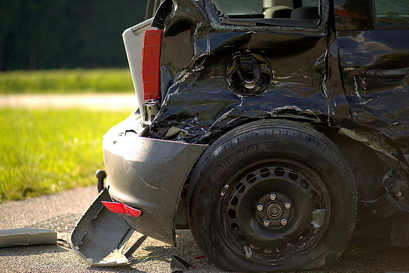 Ein Skoda prallte auf ein entgegenkommendes Motorrad. Der Motorradfahrer überlebte den Zusammenstoß nicht.