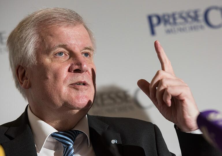 Horst Seehofer eckt mit seiner Kritik am Kurs der Kanzlerin mal wieder an.