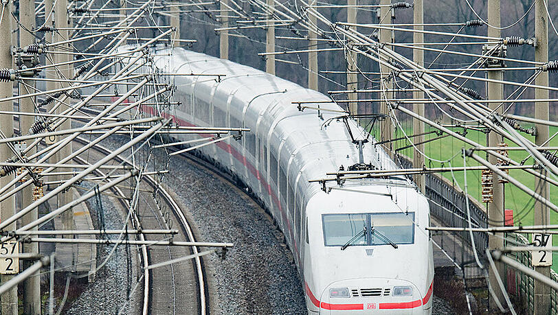 Bahnreisende müssen sich bald wegen Bauarbeiten auf erhebliche Behinderungen auf der wichtigen ICE-Strecke zwischen Hannover und Kassel einstellen. Foto: Julian Stratenschulte Bahnreisende müssen sich bald wegen Bauarbeiten auf erhebliche Behinderungen auf der wichtigen ICE-Strecke zwischen Hannover und Kassel einstellen. Foto: Julian Stratenschulte