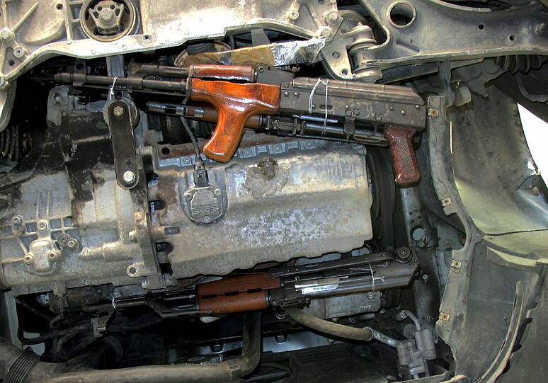 Im Wagen des Angeklagten lagen Handgranaten, Schusswaffen, Munition sowie TNT-Sprengstoff samt Zünder. Foto: Polizeipräsidium Oberbayern Süd/Archiv