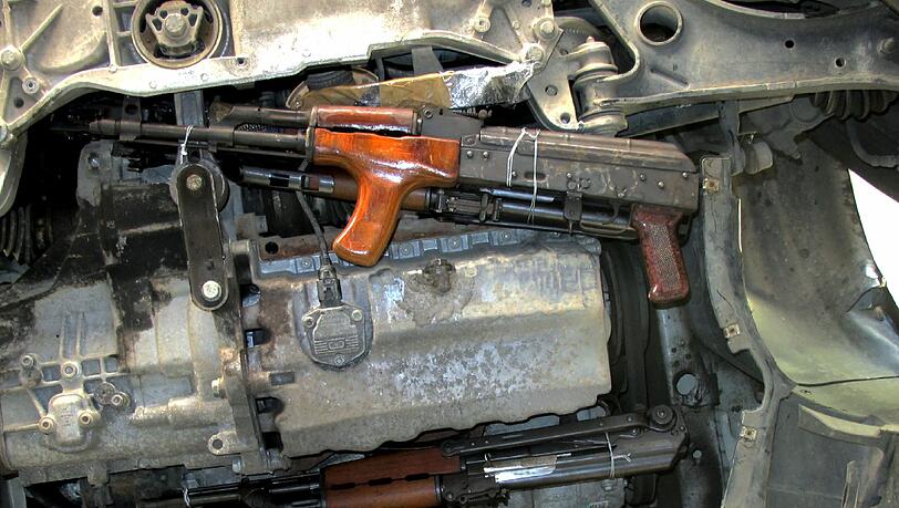Im Wagen des Angeklagten lagen Handgranaten, Schusswaffen, Munition sowie TNT-Sprengstoff samt Zünder. Foto: Polizeipräsidium Oberbayern Süd/Archiv Im Wagen des Angeklagten lagen Handgranaten, Schusswaffen, Munition sowie TNT-Sprengstoff samt Zünder. Foto: Polizeipräsidium Oberbayern Süd/Archiv